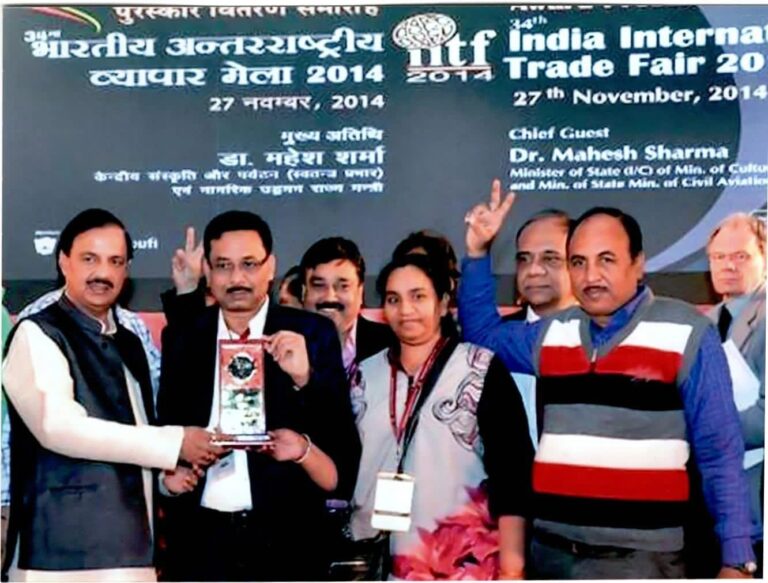 IITF Delhi 2014 me Shri. Mahesh Sharma (Member of the Lok Sabha) Duara Gold Medal Prapt Karte hue