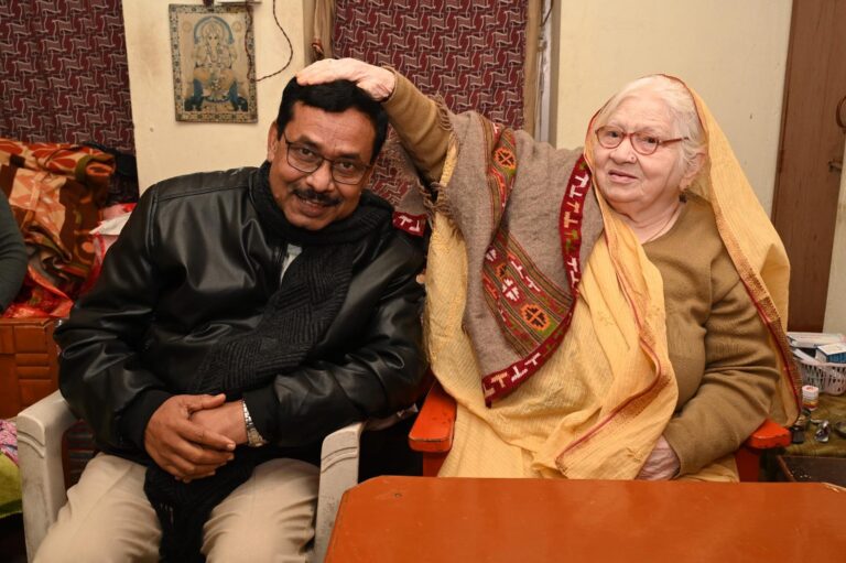 Padmshree Godawari Dutt duara Ashirwad Prapt Karte Hue.